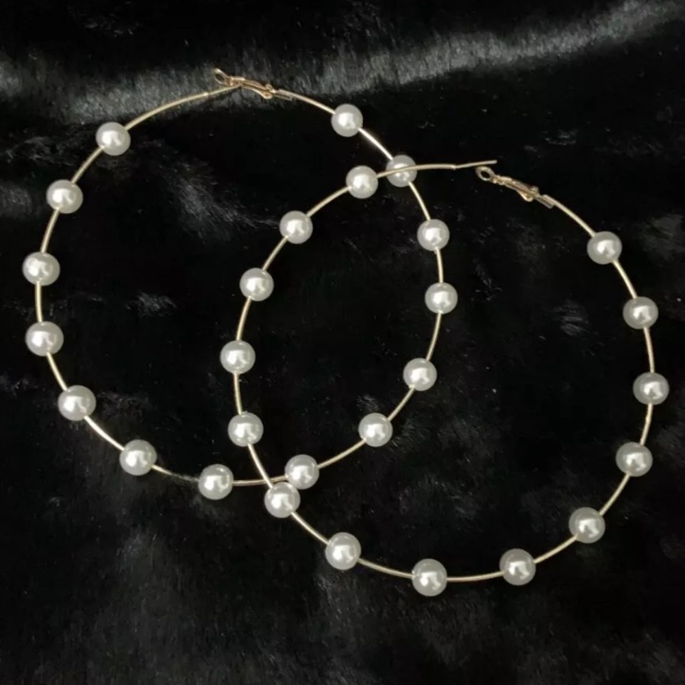 RESTOCKED New Pearl gold hoop earrings - Picture 5 of 8